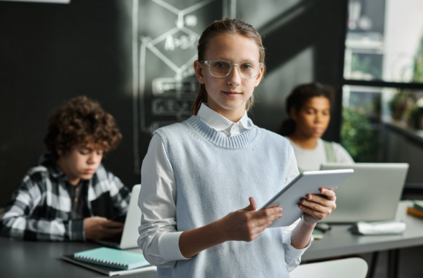 anak dan gadget, kapan anak boleh punya gadget, usia ideal anak punya handphone, parenting digital, tips kontrol gadget anak, tanda anak siap punya gadget, gadget untuk anak usia 9 tahun